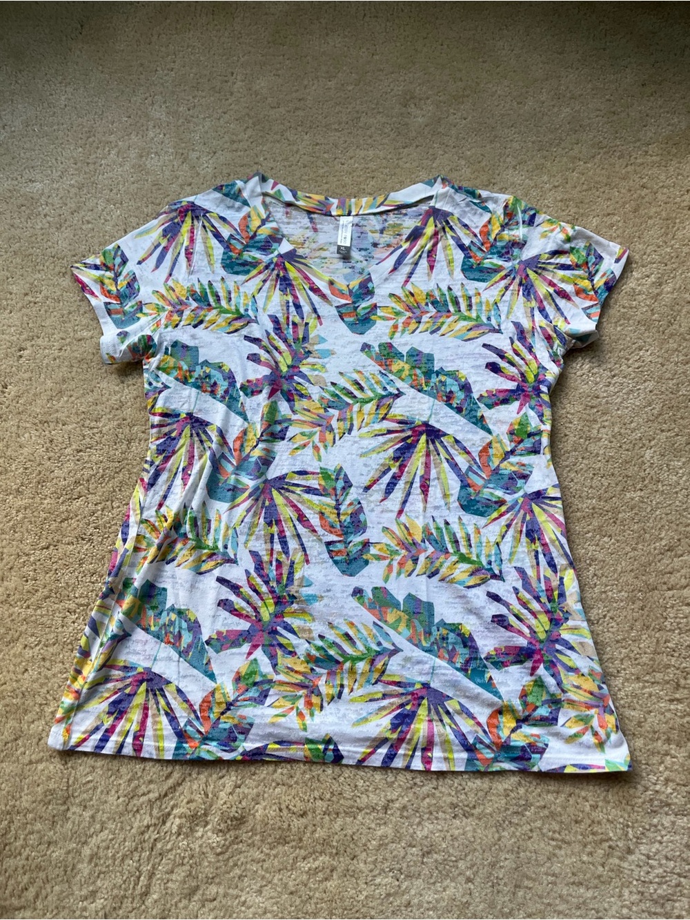 Whimsy Rose Multicolor Lightweight V-Neck Leaf Print T-Shirt - XL - VGUC